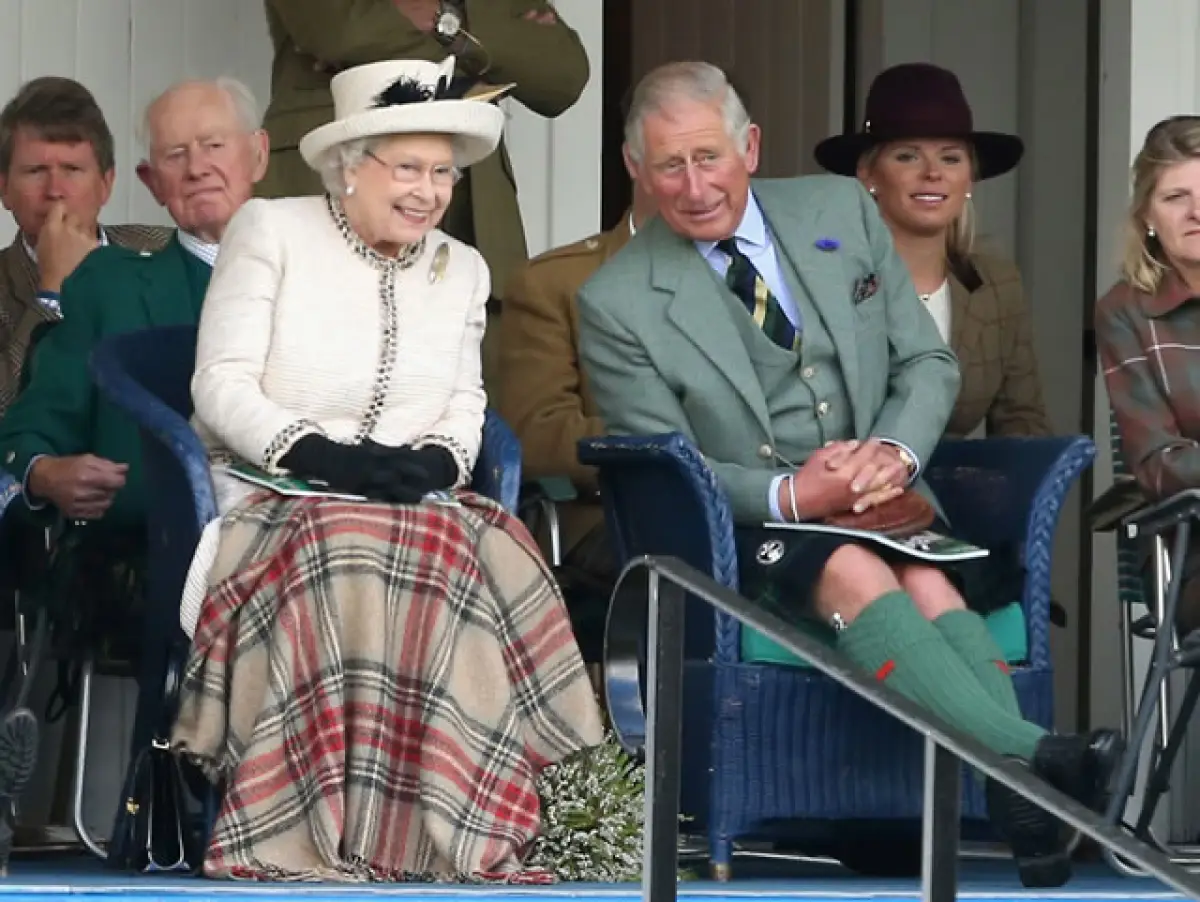 Reino Unido está regido por la reina Isabel II, quien es a su vez cabeza de la iglesia anglicana, y quien cedería la monarquía al príncipe Carlos de 65 años.