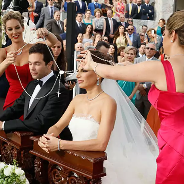 Las hermanas de Bárbara fueron las encargadas de ponerles el lazo.