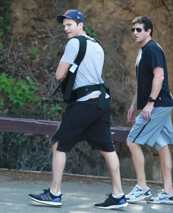 Parece que a Ashton no le gustó que lo fotografiaran con su hija a juzgar por su cara.