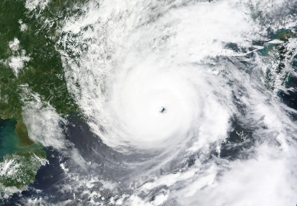 Un imagen de satélite del tifón Saola sobre Hong Kong, China.