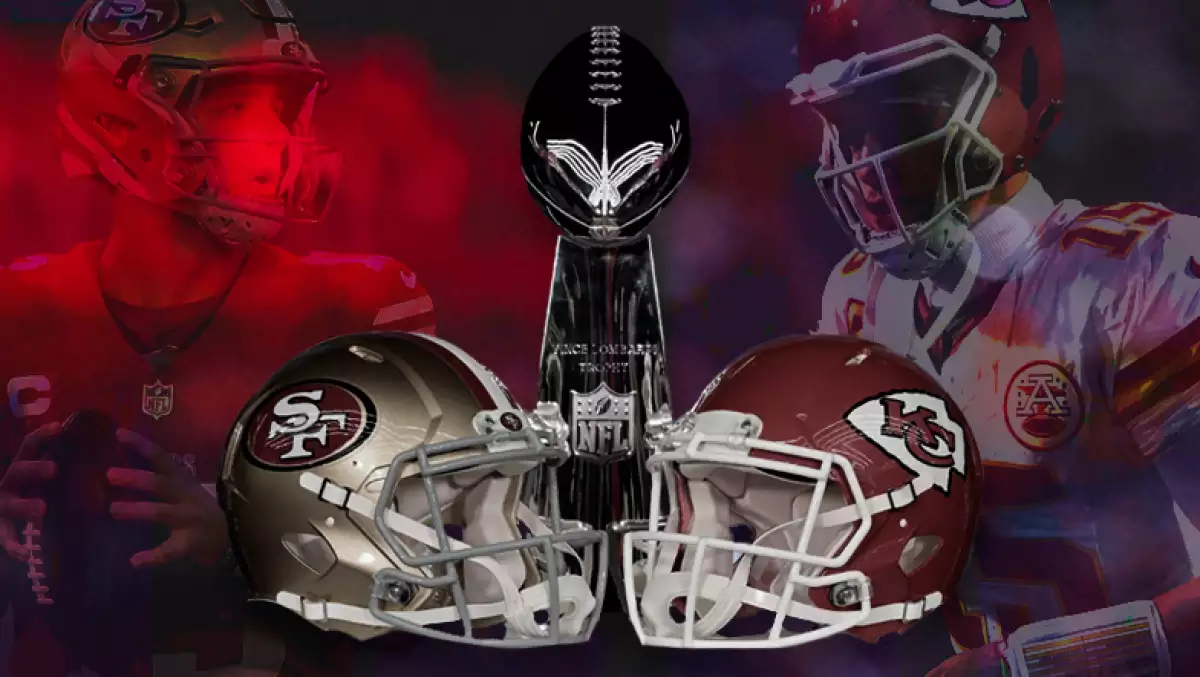 Foto del trofeo Vince Lombardi con los cascos de San Francisco y Kansas City.