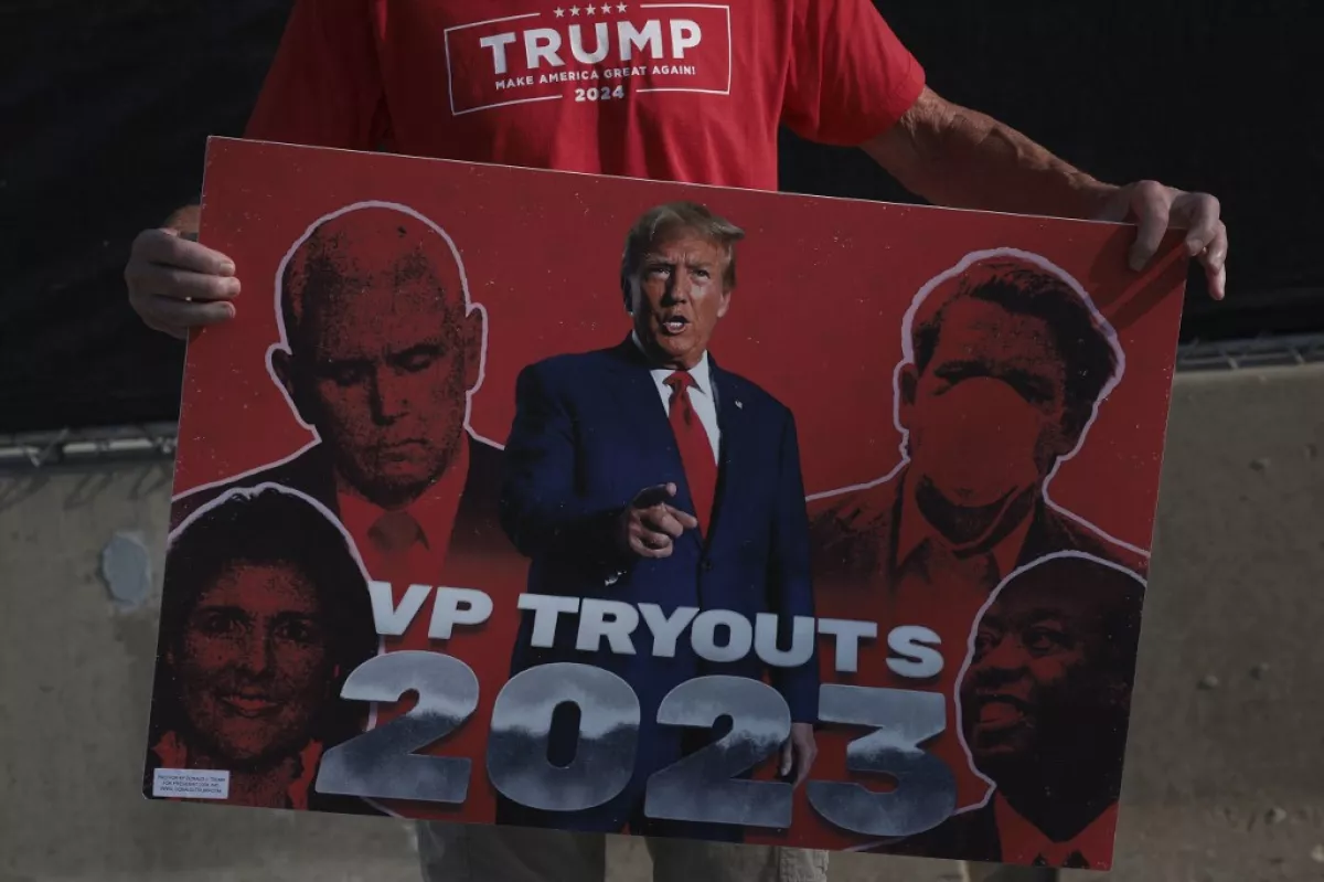 Partidarios del candidato presidencial republicano ex EE. UU. El presidente Donald Trump lleva carteles alrededor del Foro Fiserv el 23 de agosto de 2023 en Milwaukee, Wisconsin. Esta noche, ocho aspirantes presidenciales republicanos se enfrentarán en el primer debate republicano, pero Trump ha elegido no participar en el debate.