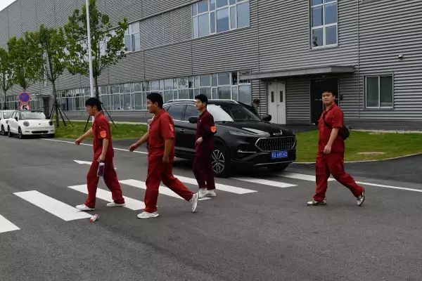 Trabajadores afuera de la "Fábrica del minuto" de JAC