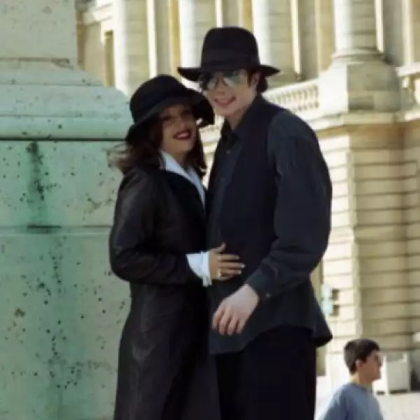 Otra pareja shockeante fue la de Lisa MArie Presley y Michael Jackson.