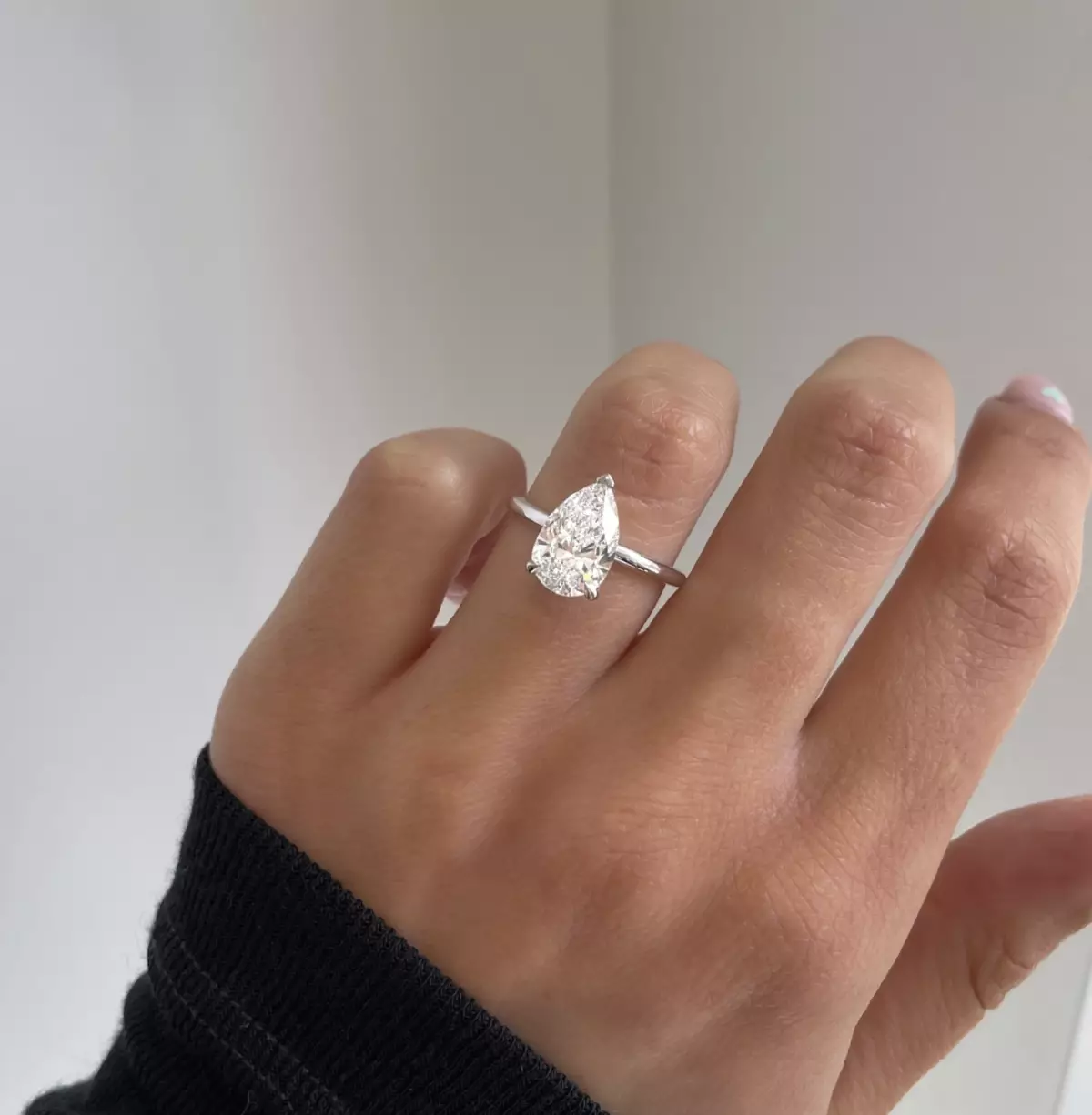 Mano con anillo de compromiso