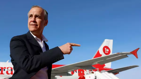 El primer ministro de Canadá, Mark Carney, hace gestos en el Aeropuerto Internacional de Ottawa, durante el día de las elecciones en Ottawa, Ontario, Canadá, el 28 de abril de 2025.
