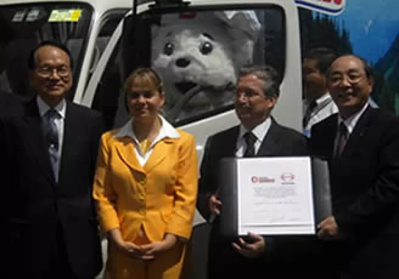 En el acto estuvieron presentes el embajador de Japón, Masaaki Ono; la subsecretaria de Medio Ambiente del DF, Martha Delgado; Leonel Carrasco, de Grupo Bimbo, y Yoshio Shirai, presidente de Hino Motors. (Foto: Silvia Ortiz)