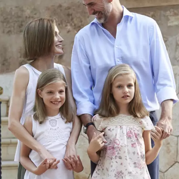 Felipe, Letizia, Leonor y Sofía de España hicieron el tradicional posado de verano en el palacio de Marivent, en Mallorca.