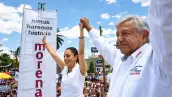 Andrés Manuel López Obrador, entonces candidato a la presidencia de la república por Morena, y la excandidata a jefa de Gobierno de la Ciudad de México, Claudia Sheinbaum, alzan las manos en un mitin de Morena. 