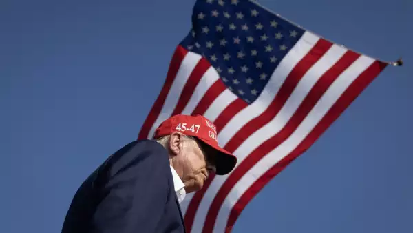 El candidato presidencial republicano y el expresidente Donald Trump sube al escenario durante un mitin de campaña el 13 de julio de 2024 en Butler, Pensilvania. El fiscal de distrito del condado de Butler, Richard Goldinger, dijo que el pistolero recibió un disparo y murió después de herir a un ex estadounidense El presidente Donald Trump, matando a un miembro de la audiencia e hiriendo gravemente a otros dos en el tiroteo.