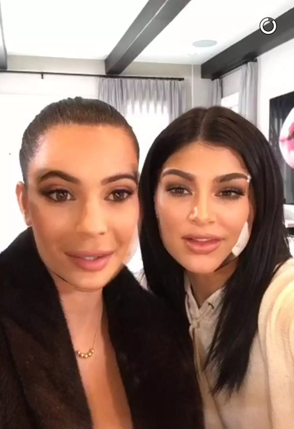 En sus últimos Snapchats, la estrella de reality mostró un par de videos con su hermana mayor, en el que intercambian caras, mostrando así su increíble parecido.