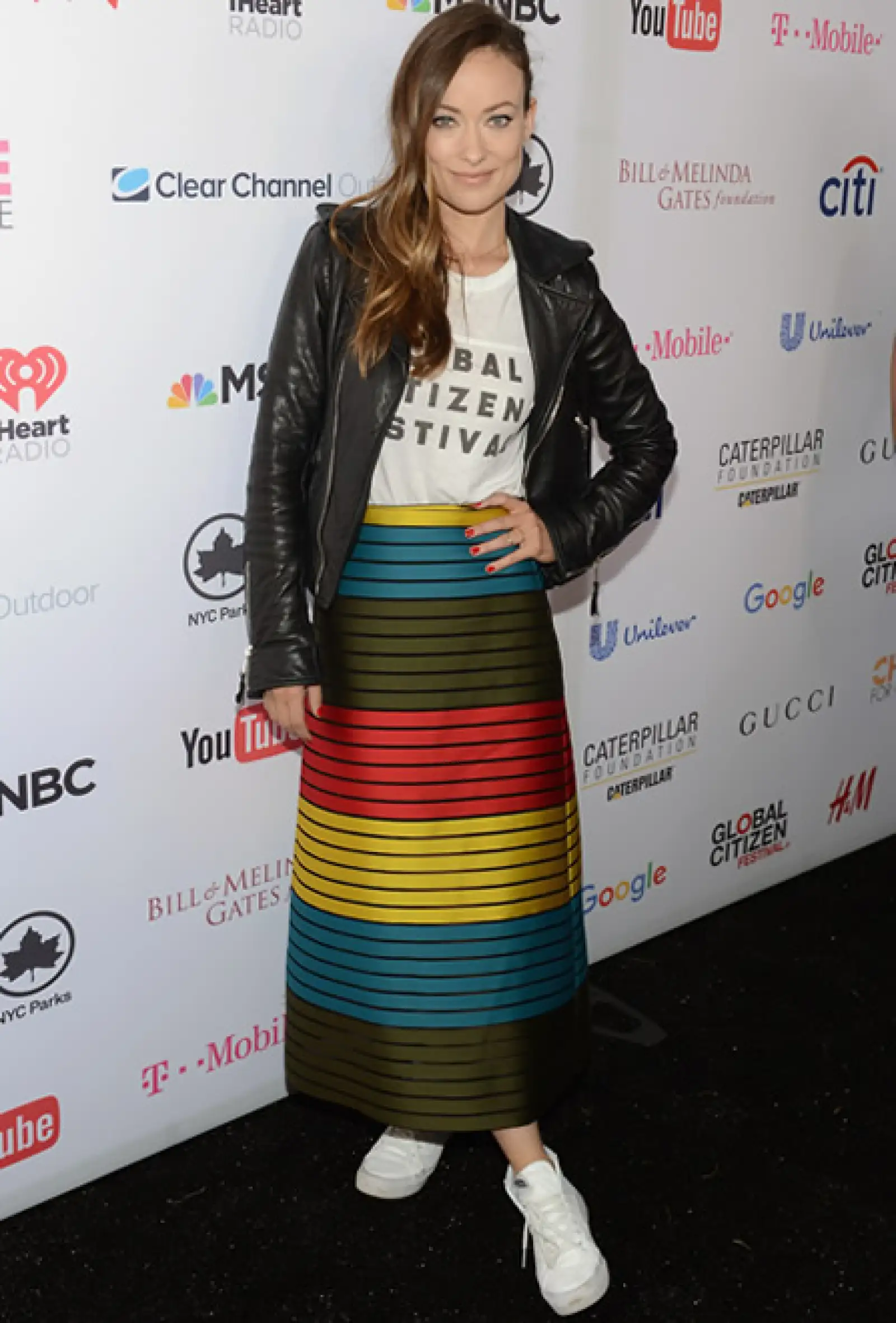 Admiramos un look llamativo como el de la actriz. Mientras que muchas hubieramos combinado la falda de Mary Katrantzou con tacones, Olivia le dio un toque muy contemporáneo al llevarla con tenis, una t-shirt, y una chamarra de piel.