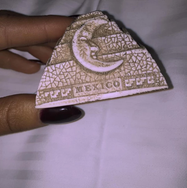 Esta fue la única foto que Ariana compartió en México, con un souvenir con una Luna.