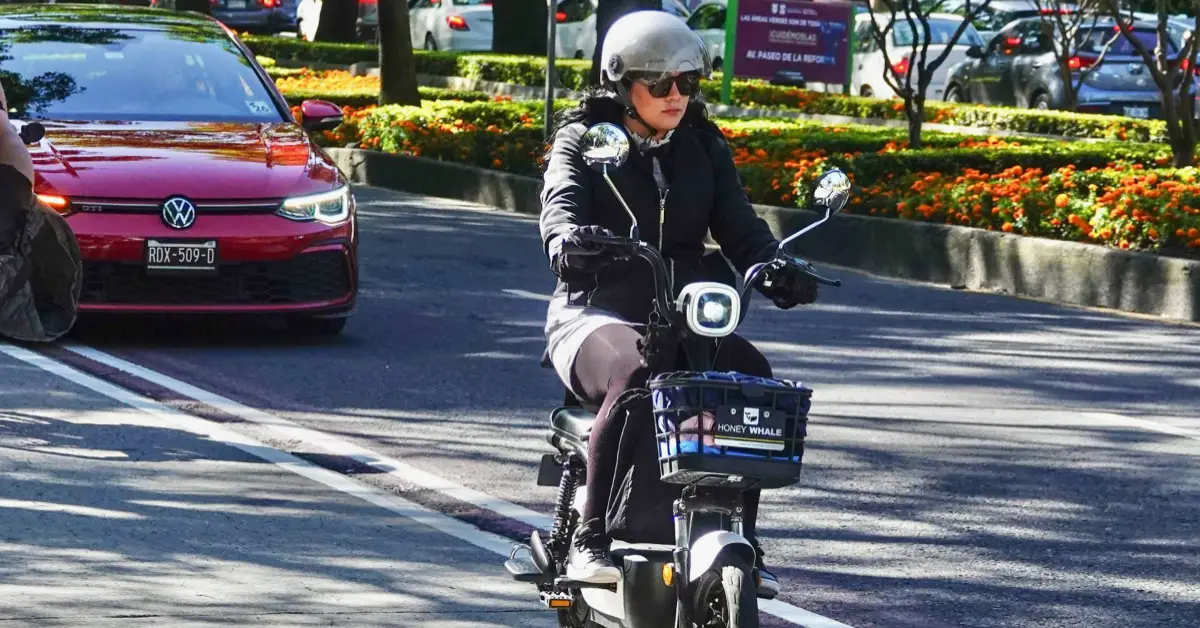 CDMX ya exige licencia para conducir bici o scooter eléctrico: ¿cuál es y cuánto cuesta tramitarla? 