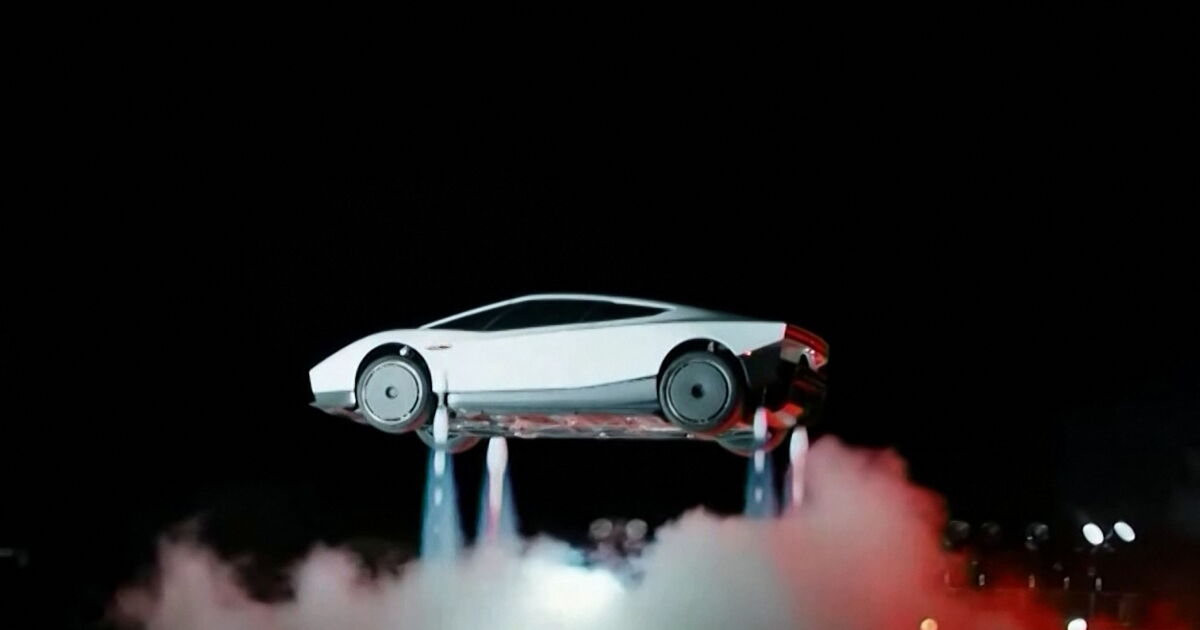 MUSK LANZA AUTO "VOLADOR" DE TESLA; ADVIERTE: NO ES SEGURO PARA TODOS