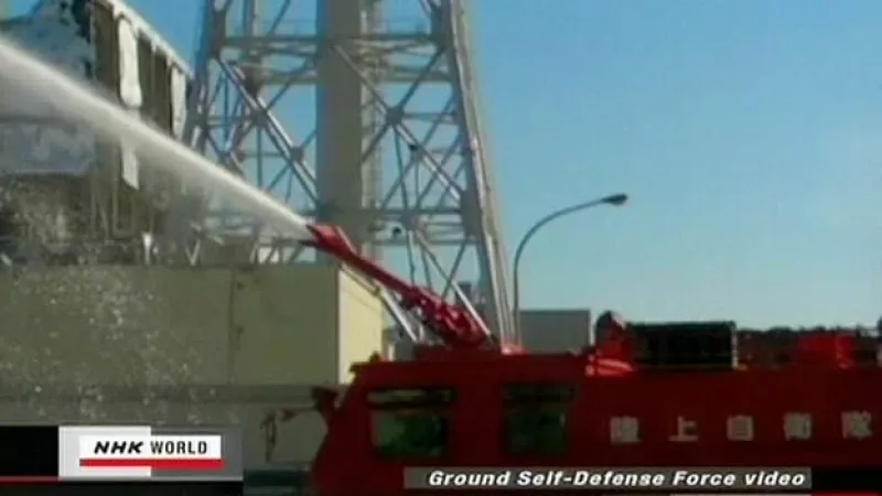bomberos bombean agua en la planta nuclear