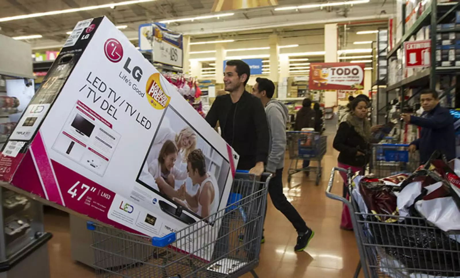 Varios de los compradores aprovecharon las rebajas en electrónica.