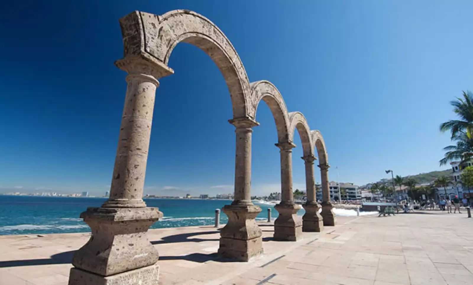 Una de las primeras esculturas que identificaron a Puerto Vallarta: los arcos del malecón.