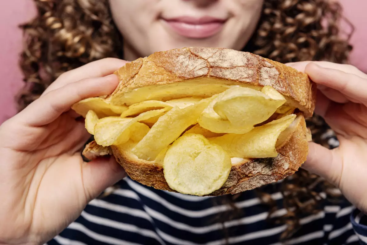 Papas fritas dentro del sándwich