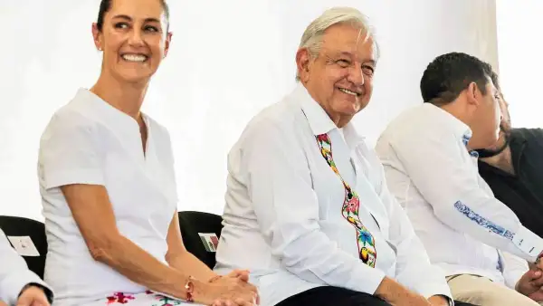El exmandatario Andrés Manuel López Obrador y Claudia Sheinbaum Pardo, entonces presidenta electa, sentados y sonriendo a la cámara. 