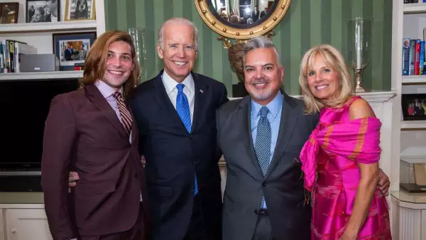 Kyle Ferari (esposo de Henry) y Henry R. Muñoz III, junto Joe Biden y la primera dama de Estados Unidos, Jill Biden 