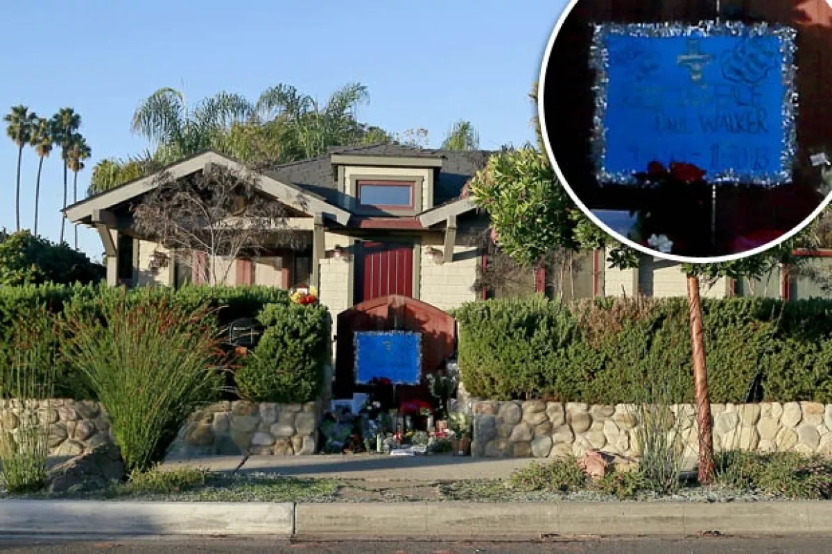 Algunos admiradores se siguen acercando a la casa del actor para dejar flores y mensajes de despedida.
