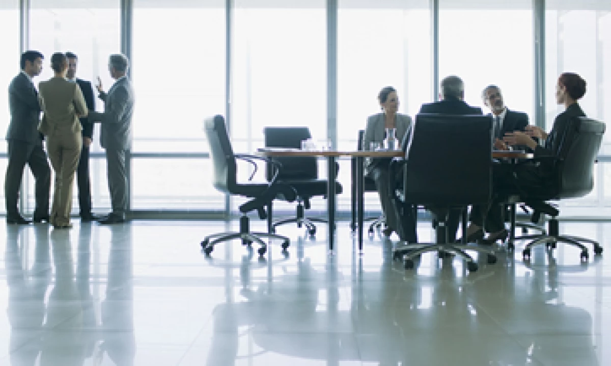 Los teóricos del gobierno corporativo apoyan una relación más eficiente y transparente entre accionistas y directores. (Foto: Getty Images)