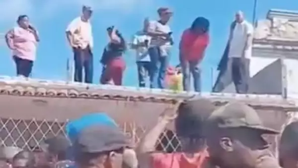 La mejor imagen del día… Johnson Urrutia, recién electa Primera Secretaria del Partido Comunista intentando aplacar la protesta desde una azotea… abajo el pueblo de Santiago!