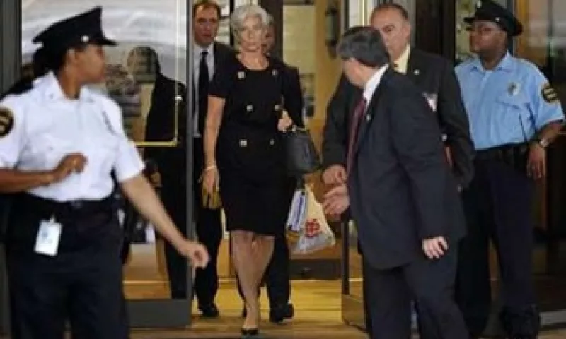 Christine Lagarde fue escoltada tras su reunión con la junta directiva del FMI. (Foto: Reuters)