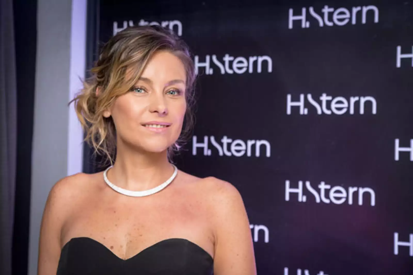 Dominika Paleta agregó un toque chic a su look con una brillante gargantilla.
