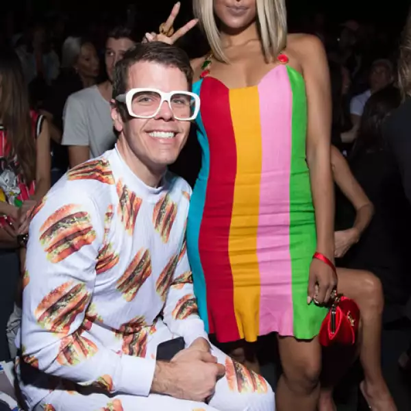 Perez Hilton y Kat Graham en Jeremy Scott.