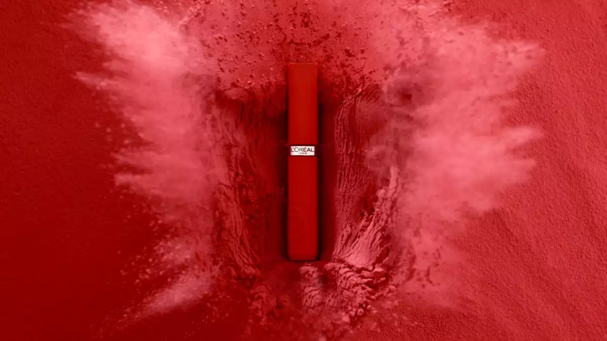 Fotografía, con fondo rojo del labial L’Oréal Matte Resistance rojo que uso Kendall Jenner.