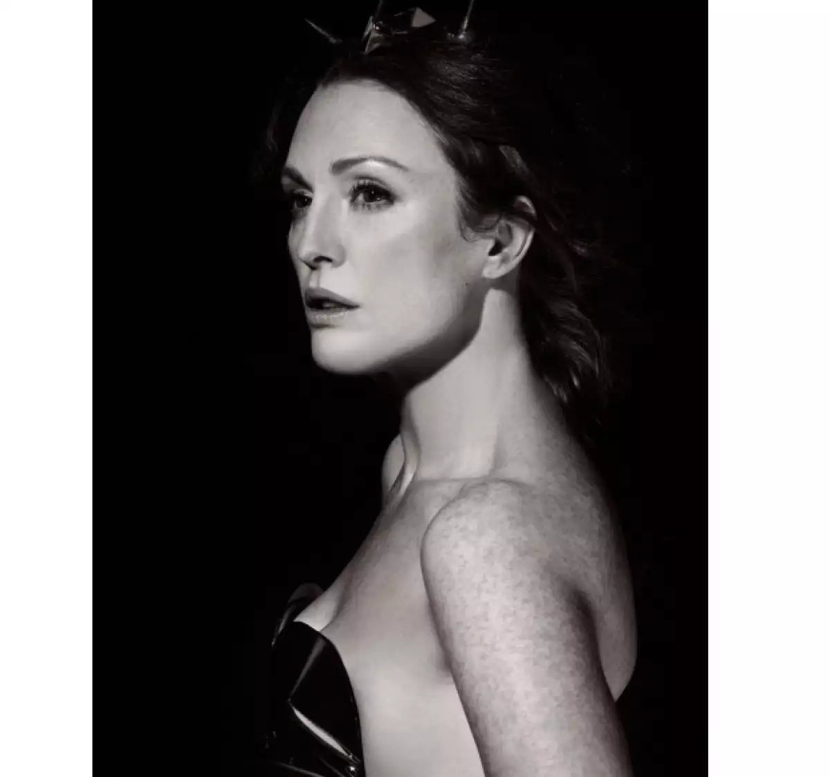 La actriz deja claro que a sus 50 años recién cumplidos una mujer puede seguir siendo un ícono sexual, este año lo demostró tanto en la campaña para Bvlgari como en el Calendario Pirelli 2011.