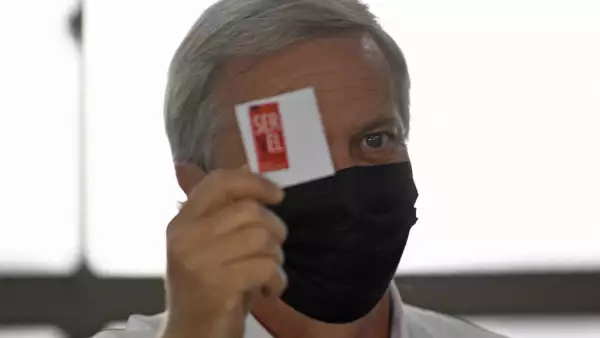 El candidato a la presidencia de Chile, Jose Antonio Kast, vota en Paine, al Sur de Santiago.