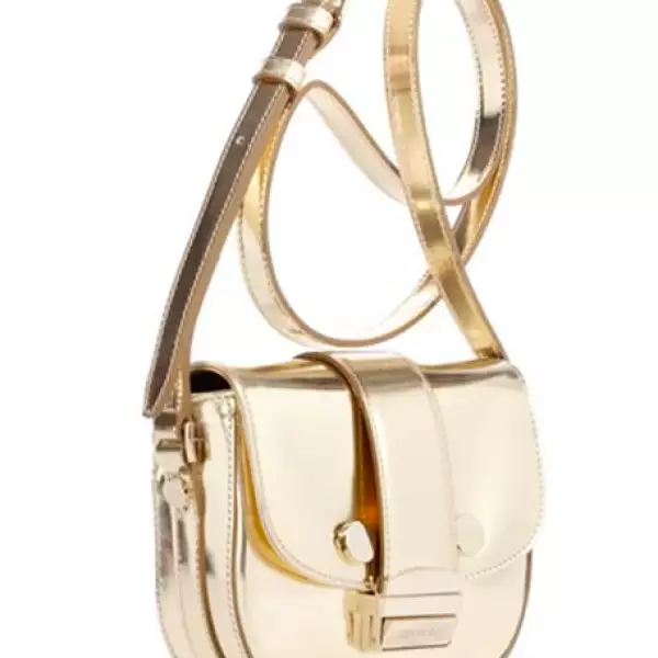 Originales bolsas pequeñas estructuradas don parte de la propuesta de Jason Wu.