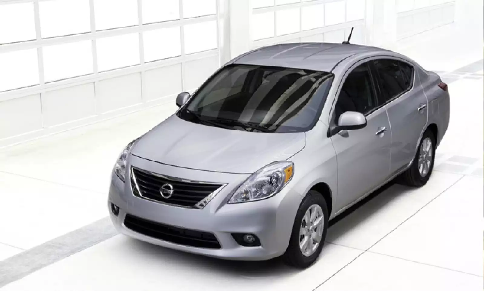 Con dos versiones, Sense y Advance, el nuevo Nissan Versa se convierte en un modelo adicional que complementa el portafolio de productos de la marca en el segmento de los compactos, ubicado entre los modelos Tiida y Sentra.