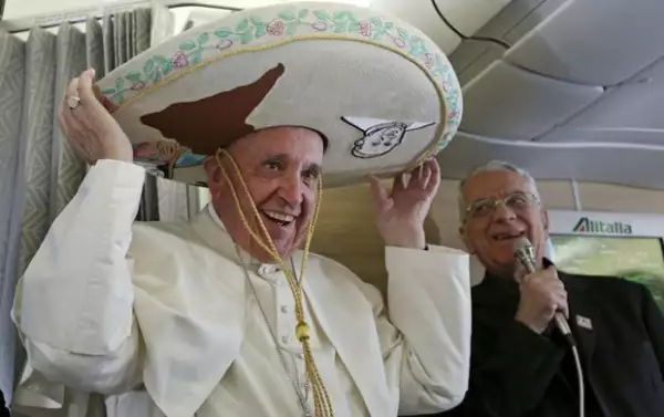 El Papa Francisco luce, rumbo a México, un sombrero charro de gamuza color marfil.