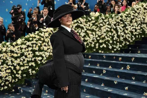 Rihanna anuncia que está embarazada por tercera vez en la alfombra de la Met Gala 2025