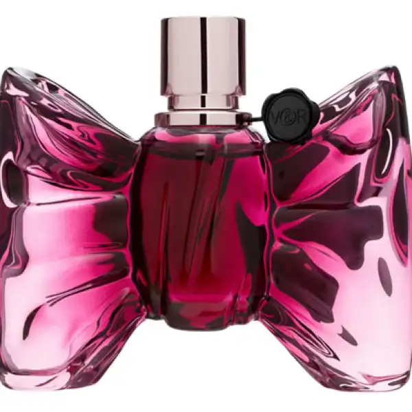 La sofisitcada fragancia de Viktor & Rolf, Bonbon, le gustará a una mujer con esa cualidad. El caramelo se mezcla a la perfección con notas de mandarina, naranja, melocotón, jazmín, madera y ámbar.