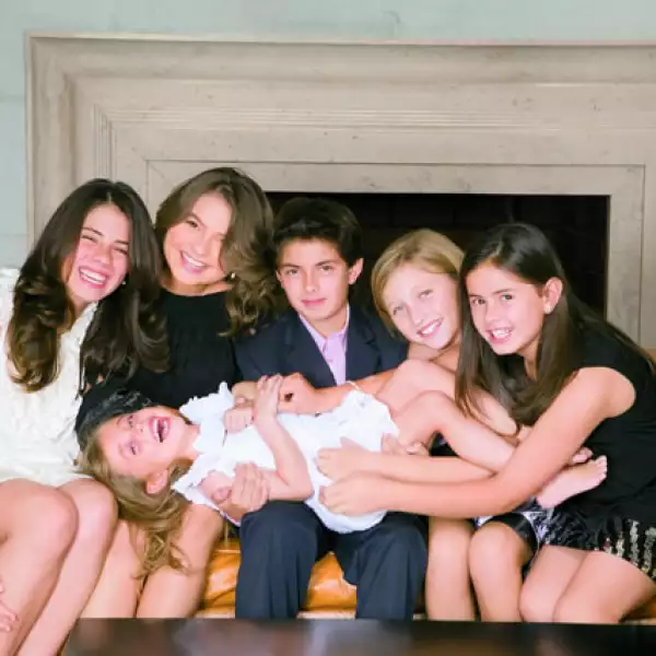 En 2009 nuevamente los hijos de Peña Nieto posaron para Quién, sin embargo ahora al lado de las hijas de Angélica Rivera.