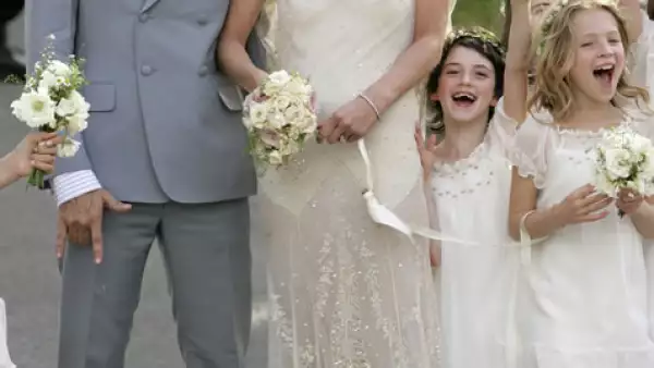 Kate Moss lo eligió para que diseñara su vestido de novia poco después de que anunciaran su salida de Dior.