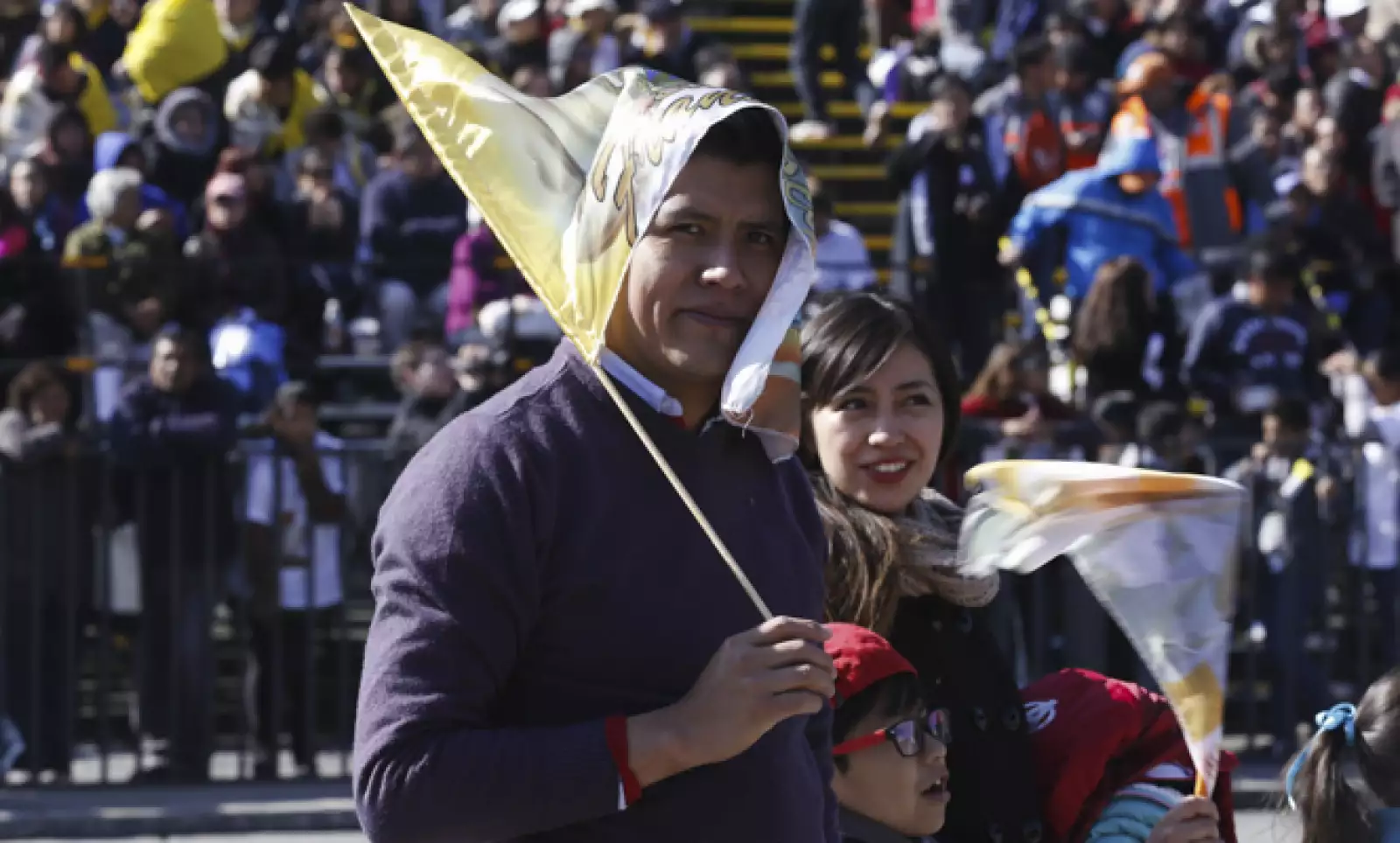 Padres, madres e hijos aguardaban en el Zócalo para mirar pasar al papa Francisco.
