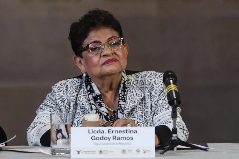 La fiscal general de la República, Ernestina Godoy Ramos, frente a un micrófono durante la firma de un convenio. 