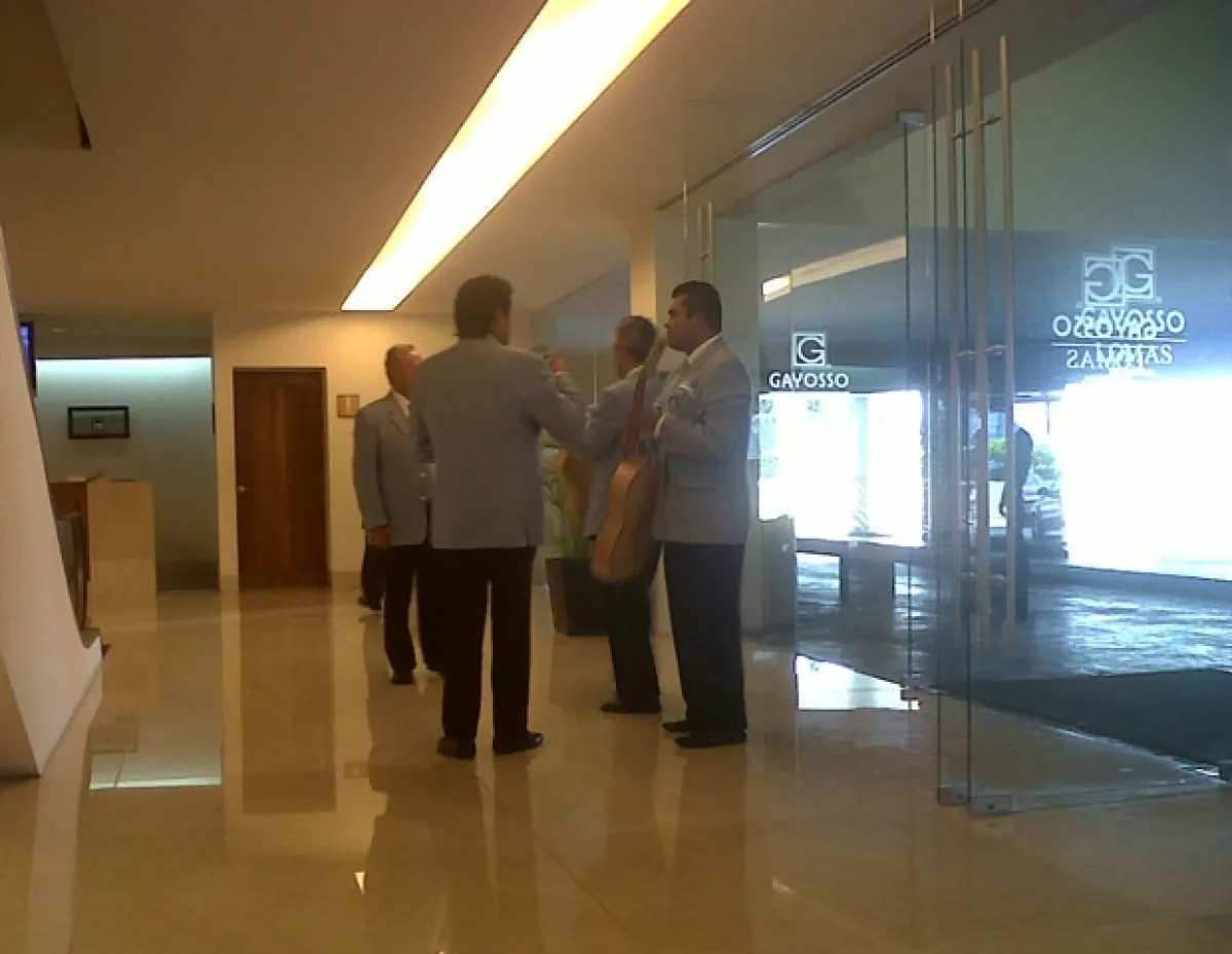 El grupo musical Los Paladines tocaron algunos temas durante la misa de cuerpo presente de la señora Yolanda Miranda.