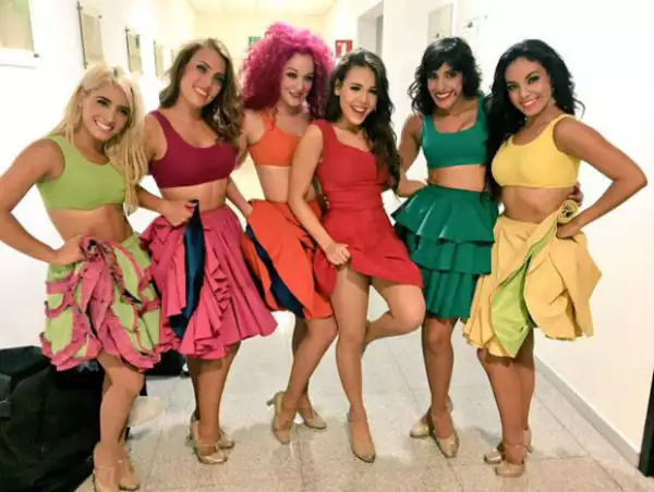Danna Paola y las chicas del ensamble del musical.