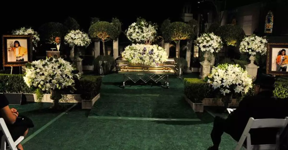 El Rey del Pop fue sepultado este jueves, a más de dos meses de su muerte, en un ataúd dorado adornado con una corona llena de joyas que le colocaron sus hijos.
