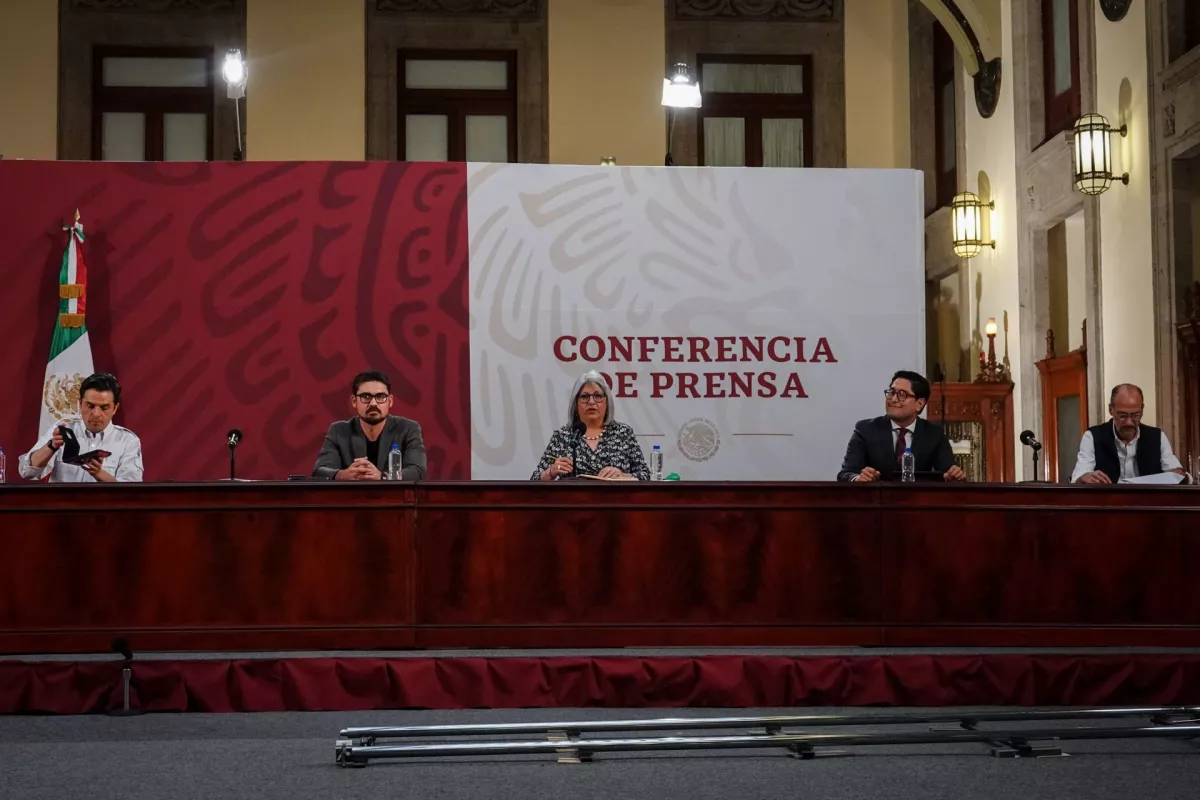 Graciela Márquez Colín, Secretaria de Economía, junto con Zoe Robledo, Director del IMSS, durante la conferencia de prensa, en Palacio Nacional.