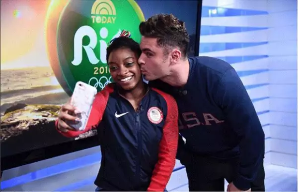 Emocionada, Simone compartió fotos de su encuentro con el actor.