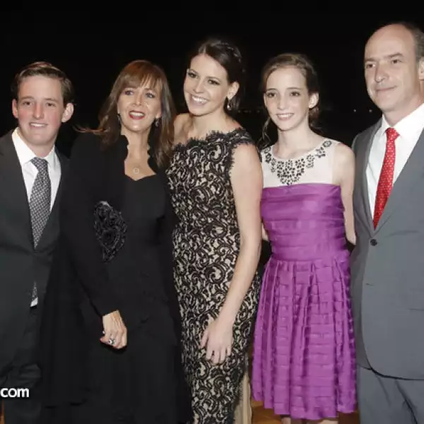 Alejandro Ramírez con Lourdes Valenzuela, Lorena, María y José Ramírez