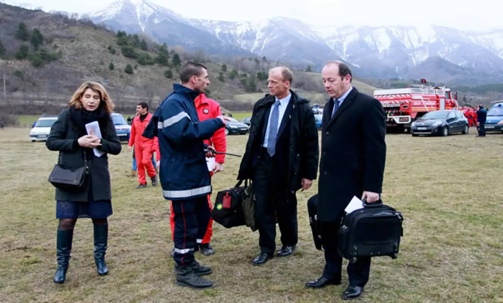 El gerente general de Airbus, Tom Enders (centro), llegó a un campo cercano al lugar del accidente. La empresa ayudará a la investigación. 